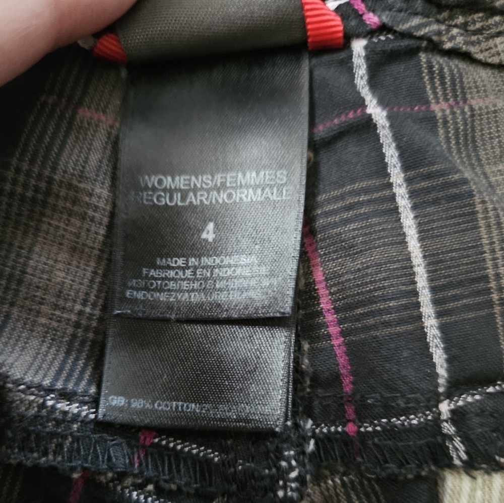 The North Face Plaid Cargo Shorts with Pink and White Accents Size 4 - Picture 7 of 9